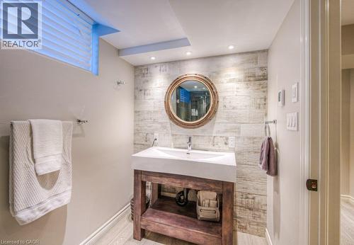 8466 Sideroad 30, Rockwood, ON - Indoor Photo Showing Bathroom