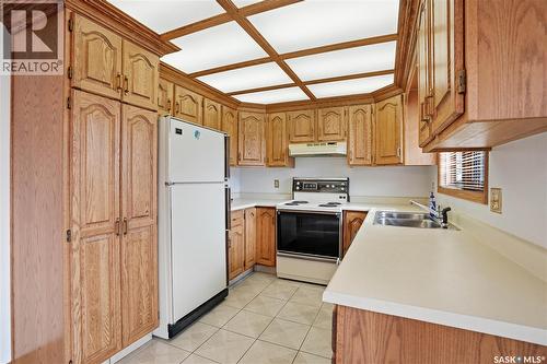 238 S Avenue N, Saskatoon, SK - Indoor Photo Showing Kitchen With Double Sink