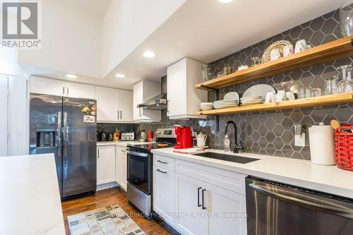 5 - 233 John Street, Belleville (Belleville Ward), ON - Indoor Photo Showing Kitchen With Upgraded Kitchen