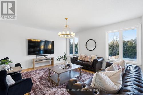 60 Hennessey Crescent, Kawartha Lakes (Lindsay), ON - Indoor Photo Showing Living Room