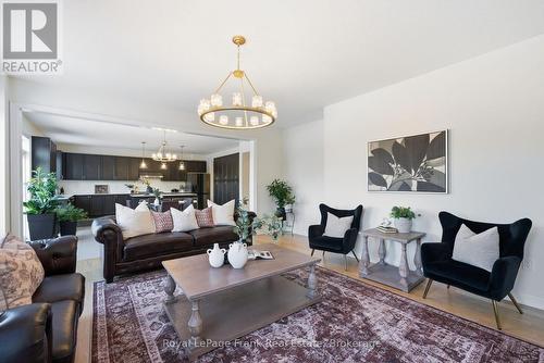 60 Hennessey Crescent, Kawartha Lakes (Lindsay), ON - Indoor Photo Showing Living Room