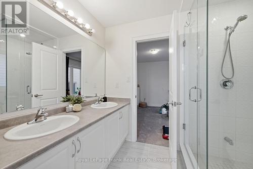 60 Hennessey Crescent, Kawartha Lakes (Lindsay), ON - Indoor Photo Showing Bathroom