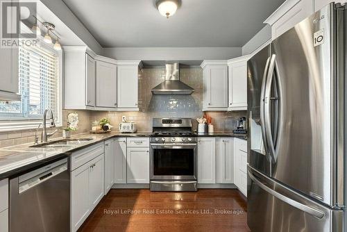 2054 Westmount Drive, Oakville (Wm Westmount), ON - Indoor Photo Showing Kitchen With Upgraded Kitchen