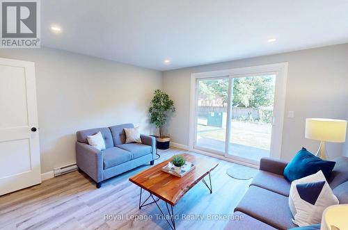 648 Brant Street, Woodstock (Woodstock - North), ON - Indoor Photo Showing Living Room