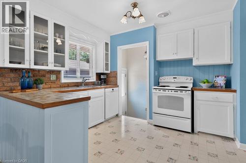 20 Cardinal Drive, Hamilton, ON - Indoor Photo Showing Kitchen