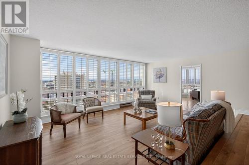 1601 - 2180 Marine Drive, Oakville, ON - Indoor Photo Showing Living Room