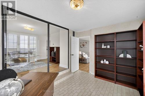 1601 - 2180 Marine Drive, Oakville, ON - Indoor