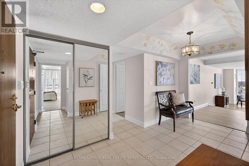 1601 - 2180 Marine Drive, Oakville, ON - Indoor Photo Showing Other Room