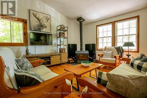 1101 Price Road, Frontenac (Frontenac Centre), ON - Indoor Photo Showing Living Room