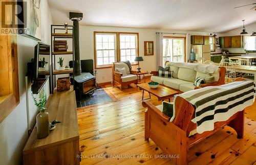 1101 Price Road, Frontenac (Frontenac Centre), ON - Indoor Photo Showing Living Room