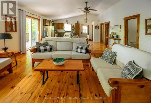 1101 Price Road, Frontenac (Frontenac Centre), ON - Indoor Photo Showing Living Room