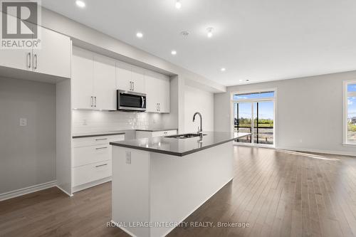 79 Rawah Private W, Ottawa, ON - Indoor Photo Showing Kitchen With Upgraded Kitchen