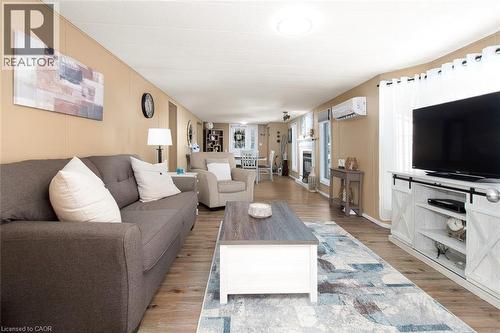 580 Beaver Creek Road Unit# 189, Waterloo, ON - Indoor Photo Showing Living Room