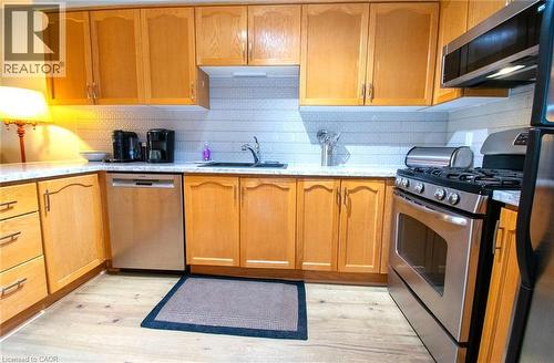 24 Walker Court, Grimsby, ON - Indoor Photo Showing Kitchen