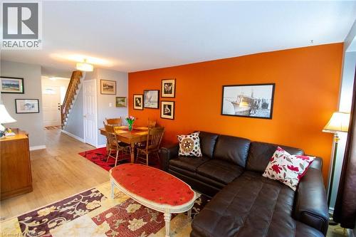 24 Walker Court, Grimsby, ON - Indoor Photo Showing Living Room