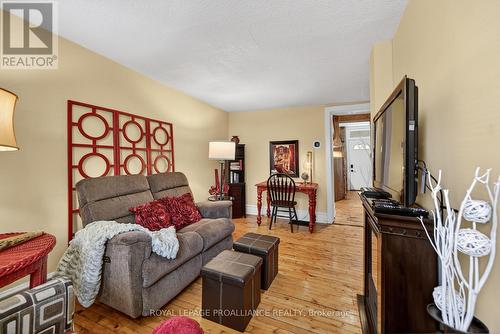 34 Water Street W, Brockville, ON - Indoor Photo Showing Living Room