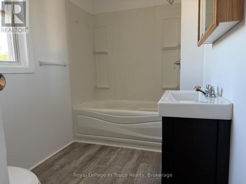 519 Yonge Street, Midland, ON - Indoor Photo Showing Bathroom