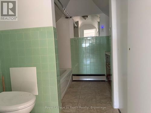 519 Yonge Street, Midland, ON - Indoor Photo Showing Bathroom