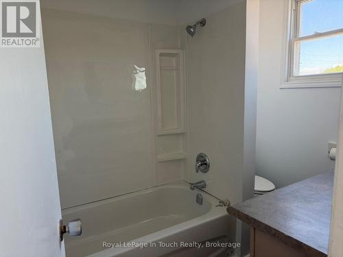 519 Yonge Street, Midland, ON - Indoor Photo Showing Bathroom