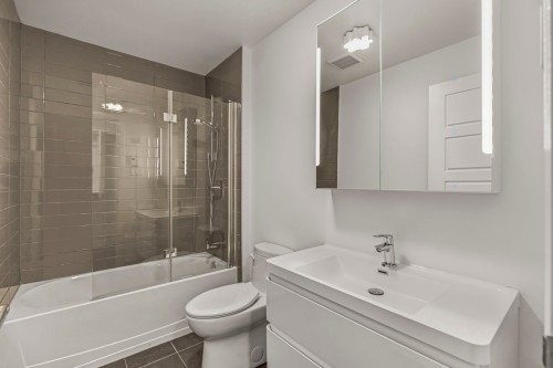 Master Bathroom - 410-245 Ch. Bates, Mont-Royal, QC - Indoor Photo Showing Bathroom