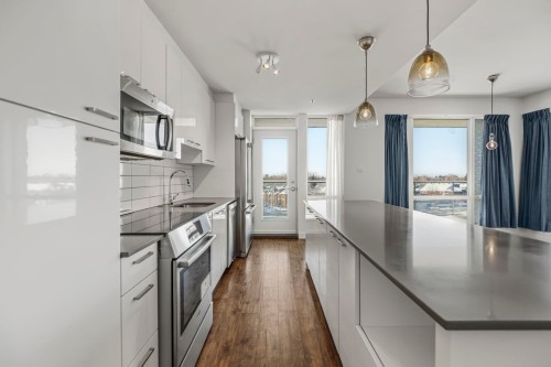 Kitchen - 410-245 Ch. Bates, Mont-Royal, QC - Indoor Photo Showing Kitchen With Upgraded Kitchen