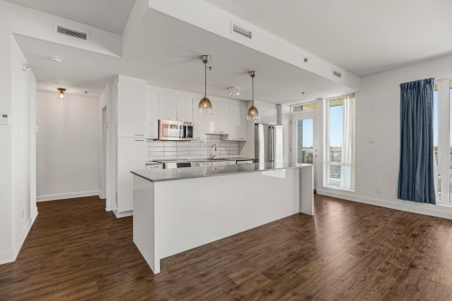 Kitchen - 410-245 Ch. Bates, Mont-Royal, QC - Indoor Photo Showing Kitchen With Upgraded Kitchen