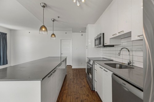 Kitchen - 410-245 Ch. Bates, Mont-Royal, QC - Indoor Photo Showing Kitchen With Upgraded Kitchen