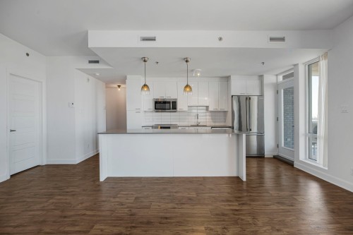 Kitchen - 410-245 Ch. Bates, Mont-Royal, QC - Indoor Photo Showing Kitchen With Upgraded Kitchen