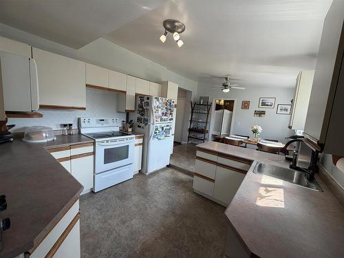 320 Tenth Street, Keewatin, ON - Indoor Photo Showing Kitchen
