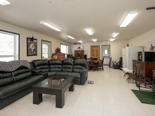 7081 Hwy 61, Neebing, ON - Indoor Photo Showing Living Room