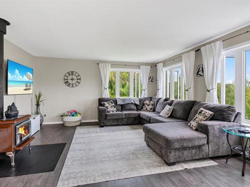 7081 Hwy 61, Neebing, ON - Indoor Photo Showing Living Room