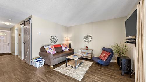 7-7732 Squilax-Anglemont Road, Anglemont, BC - Indoor Photo Showing Living Room