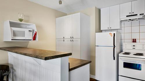 7-7732 Squilax-Anglemont Road, Anglemont, BC - Indoor Photo Showing Kitchen