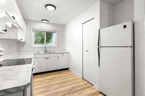 #8-1520 Piercy Ave, Courtenay, BC - Indoor Photo Showing Kitchen