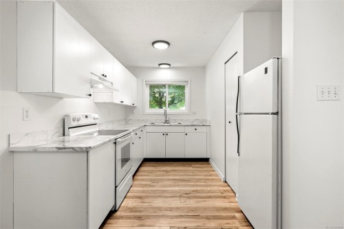 #8-1520 Piercy Ave, Courtenay, BC - Indoor Photo Showing Kitchen