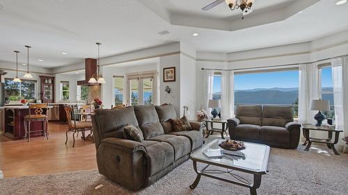 594 Mountain Drive, Vernon, BC - Indoor Photo Showing Living Room