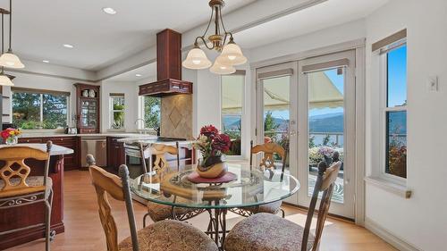 594 Mountain Drive, Vernon, BC - Indoor Photo Showing Dining Room