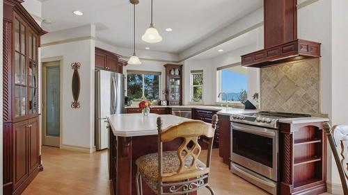 594 Mountain Drive, Vernon, BC - Indoor Photo Showing Kitchen With Upgraded Kitchen