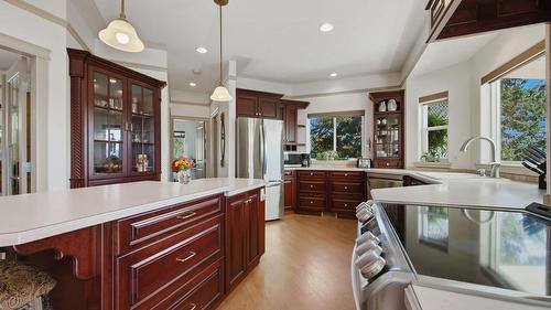 594 Mountain Drive, Vernon, BC - Indoor Photo Showing Kitchen With Upgraded Kitchen