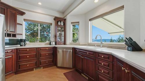 594 Mountain Drive, Vernon, BC - Indoor Photo Showing Kitchen With Double Sink