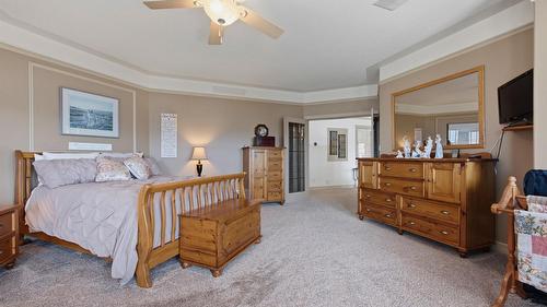 594 Mountain Drive, Vernon, BC - Indoor Photo Showing Bedroom