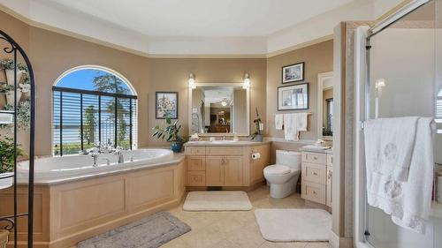 594 Mountain Drive, Vernon, BC - Indoor Photo Showing Bathroom