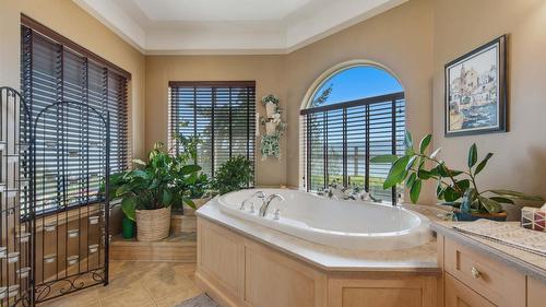 594 Mountain Drive, Vernon, BC - Indoor Photo Showing Bathroom