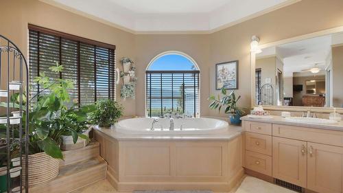 594 Mountain Drive, Vernon, BC - Indoor Photo Showing Bathroom