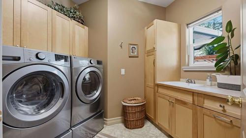 594 Mountain Drive, Vernon, BC - Indoor Photo Showing Laundry Room