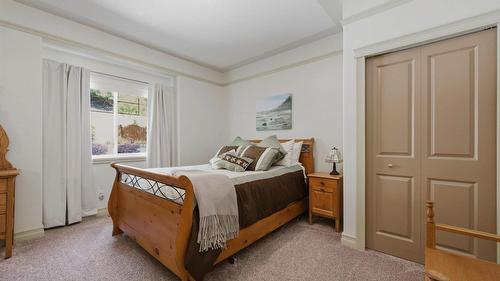 594 Mountain Drive, Vernon, BC - Indoor Photo Showing Bedroom