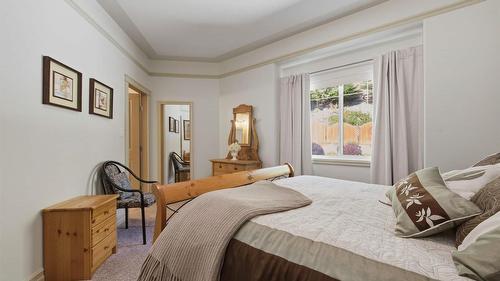 594 Mountain Drive, Vernon, BC - Indoor Photo Showing Bedroom