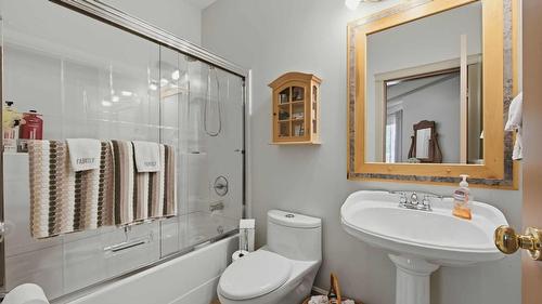 594 Mountain Drive, Vernon, BC - Indoor Photo Showing Bathroom