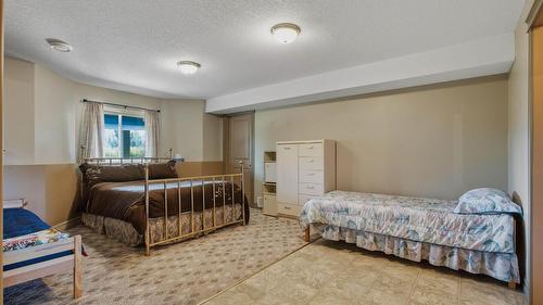 594 Mountain Drive, Vernon, BC - Indoor Photo Showing Bedroom