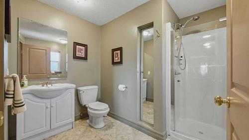 594 Mountain Drive, Vernon, BC - Indoor Photo Showing Bathroom